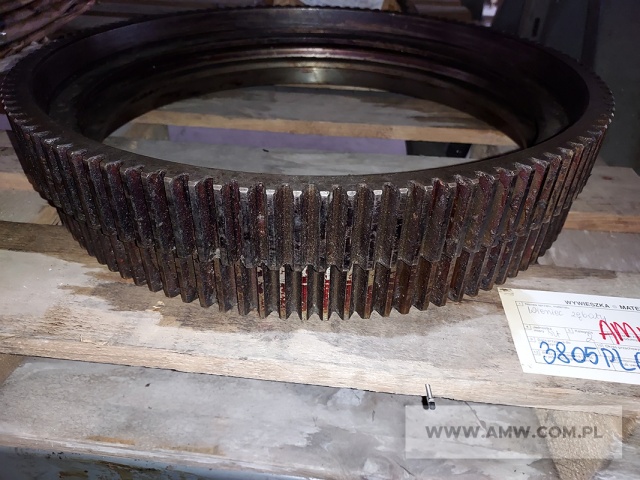 Części zamienne i akcesoria do sprzętu inż.-sap. - pakiet zawierający 48 poz. asort. (wg oddzielnego wykazu), w tym m.in.: chłodnice oleju, chłodnice wody, pompy olejowe, silnik spalinowy typ 166, zęby zrywarki itp. 